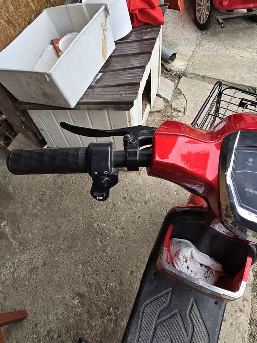 Scuter electric  cu pedale