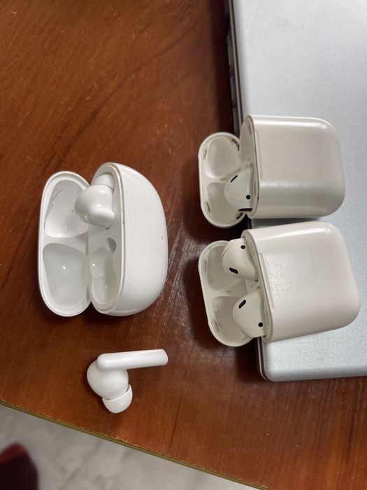 3 наушника apple и еще один не знаю