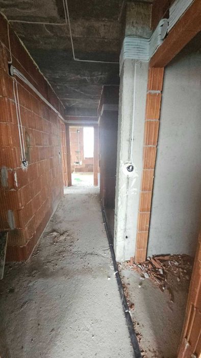 Тристаен с просторни тераси пред завършване