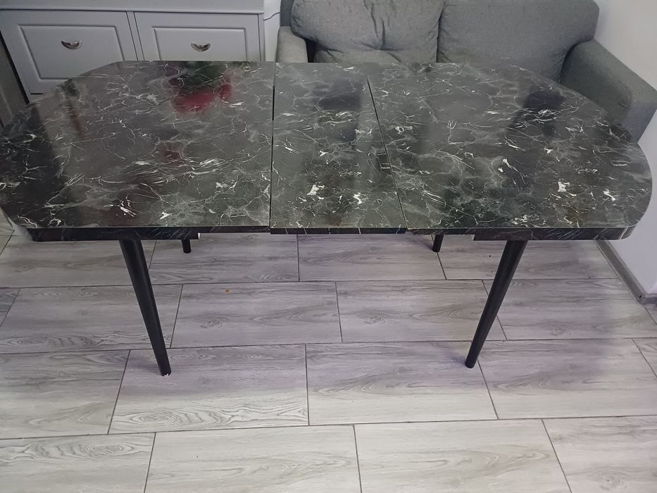 Vând masă    extensibilă