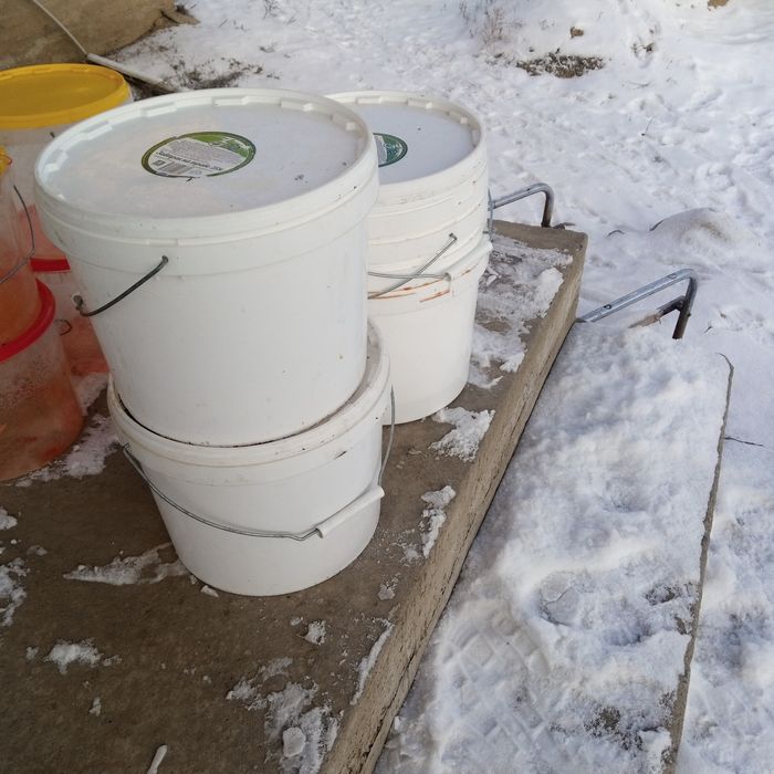 Ведро 10 литров пластмасовая.