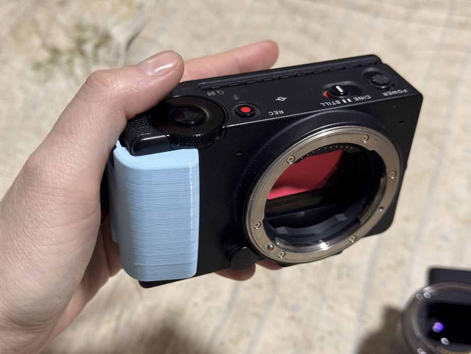 Sigma fp + canon 24-70 (raw снимает)