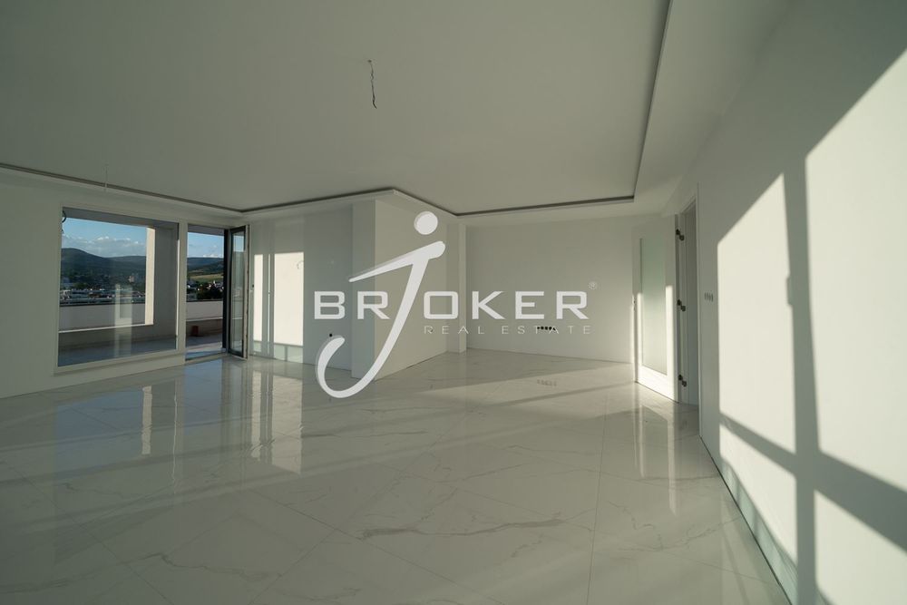 Продава се Многостаен апартамент в Кърджали, Център - 299 кв.м за 1004 €/кв.м - Снимка #8