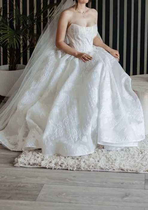 Rochie de mireasa cu cerc inclus