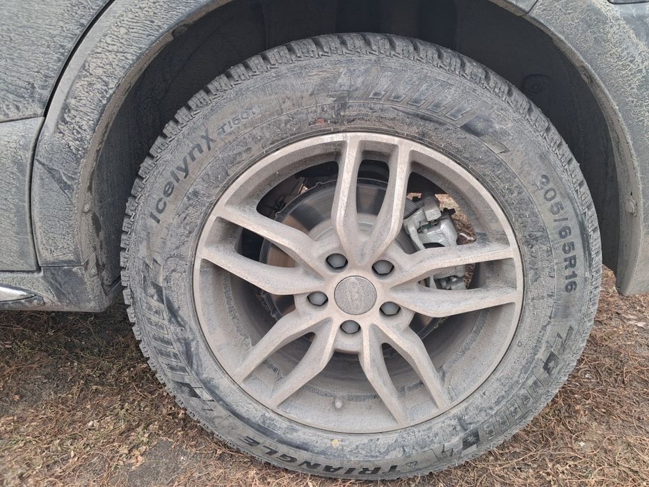 Продам комплект зимные шины 205/65/16