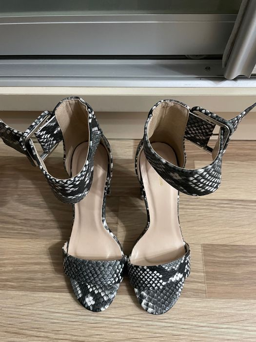 Босоножки на каблуке