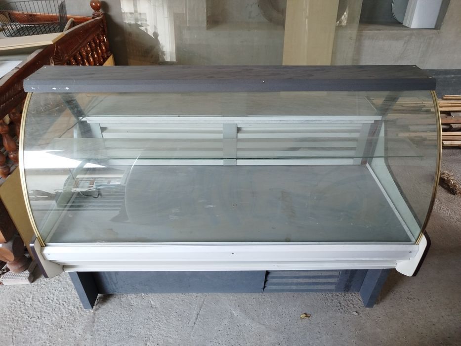 Vitrina haladilnik srochna sotiladi