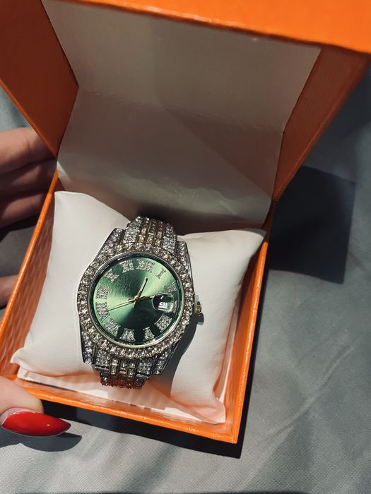Луксозен дамски часовник с камъни – нов със зелен циферблат 42мм