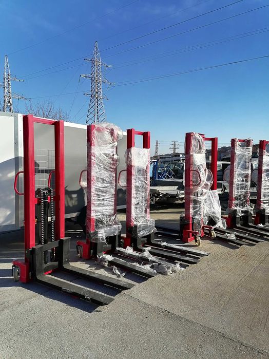 Стакер , хидравличен високоповдигач 2 тона