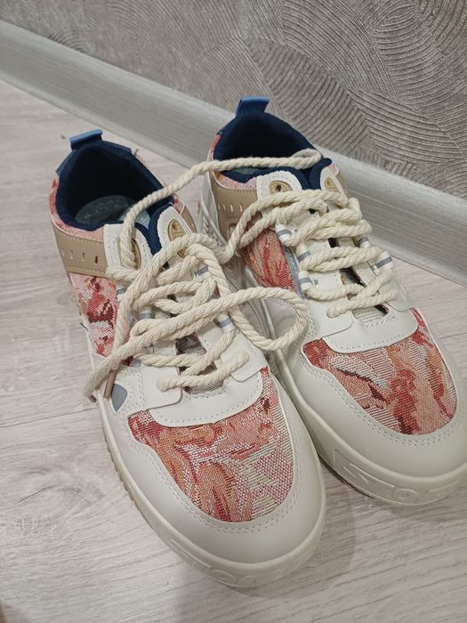 Новые  кроссовки