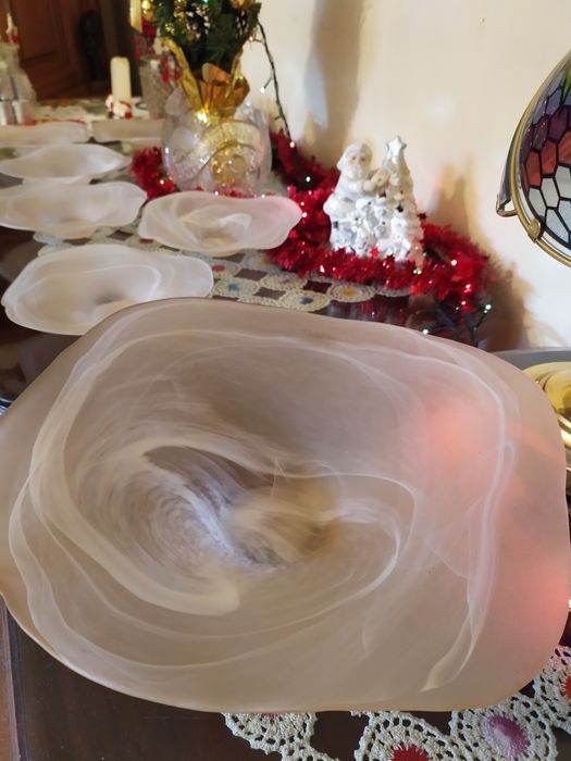 Unicat! Fructieră și 6 boluri, din sticlă roz cu vinișoare albe