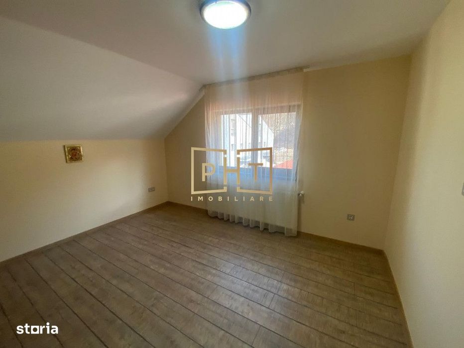 Casa cu 6 camere, 240 mp utili, 3 bai, curte 100 mp, panouri fotovolta