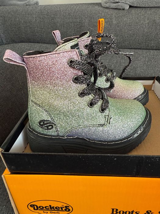 Бебешки играчки , обувки , книжка аудио приказки .