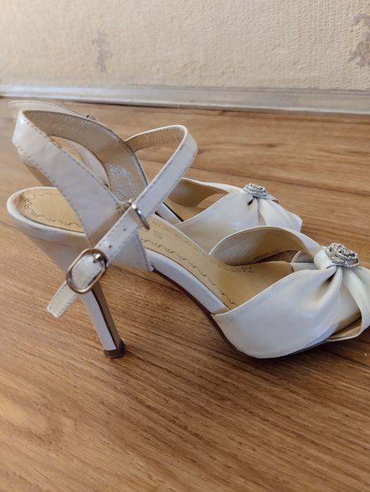 Продам туфли и босоножки