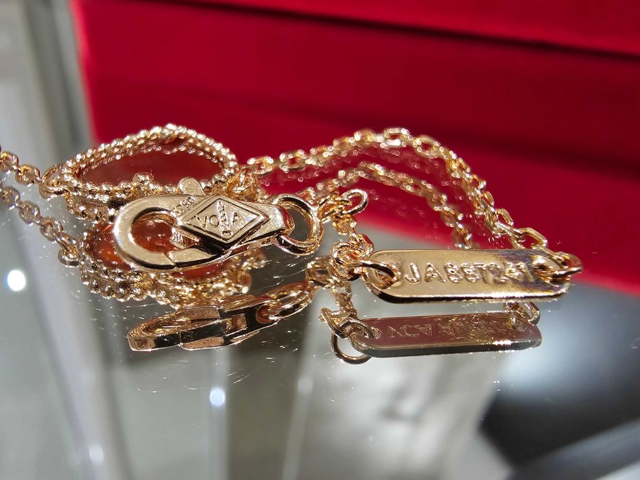 Van Cleef & Arpels VCA Rose Sweet Alhambra Red Heart Дамска Гривна