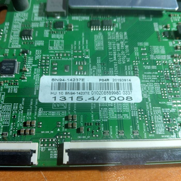 Продавам SAMSUNG UE49RU7302KXXH Извит екран. На части.