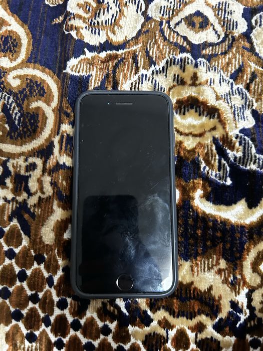 Продам Iphone SE(2020)