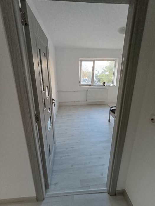 2 camere renovat, balcon mare, etaj 2