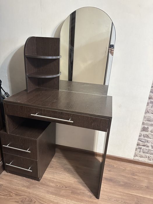 Туалетный столик и комод.