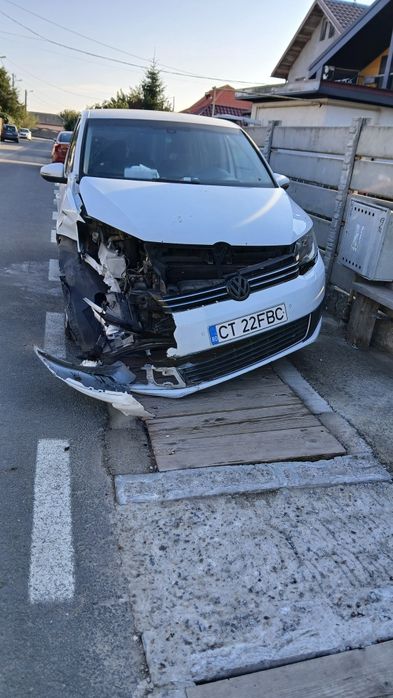 VOLKSWAGEN Touran 2012 — imagine 3