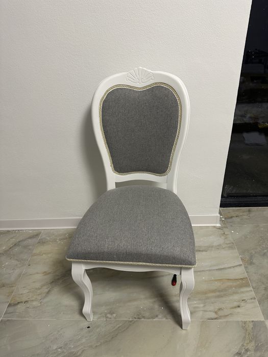 scaune aproape noi