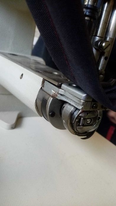 Masina de cusut industriala cu brat