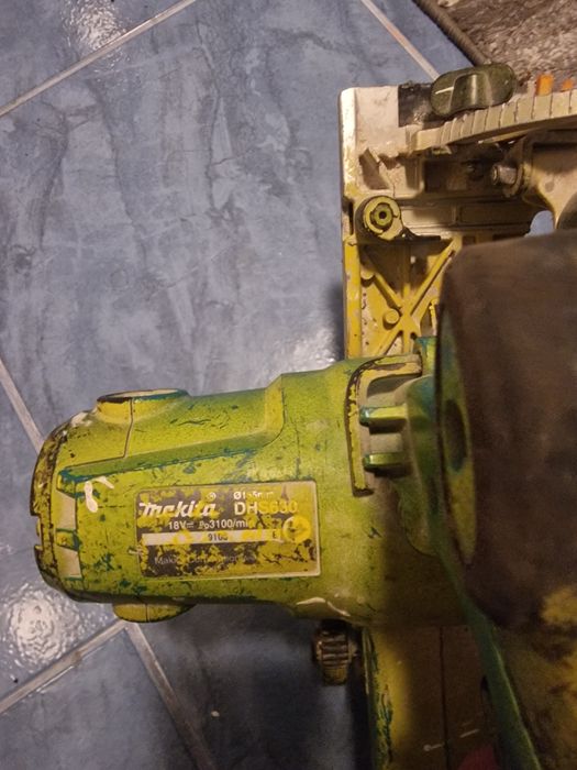 Circular makita de mana în perfecta stare vine cu incarcator și bateri