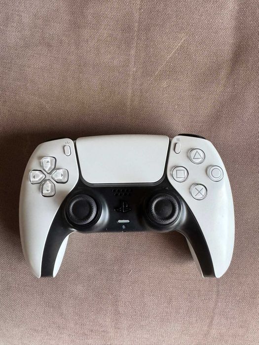 Продавам PlayStation 5 (PS5) комплект с контролер, кабели, кутия и игри