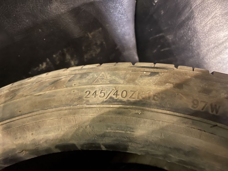 Продам резину 245/40/18