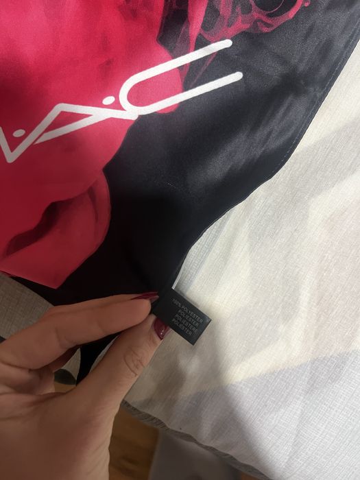 Правоъгълен шал на Mac Cosmetics