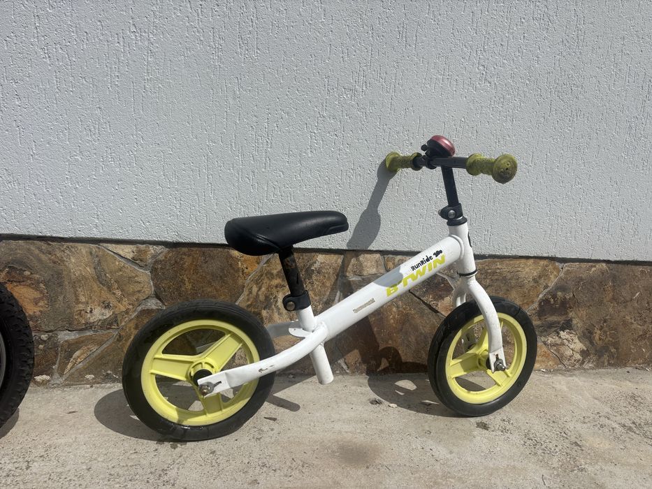Vând biciclete pentru copii .