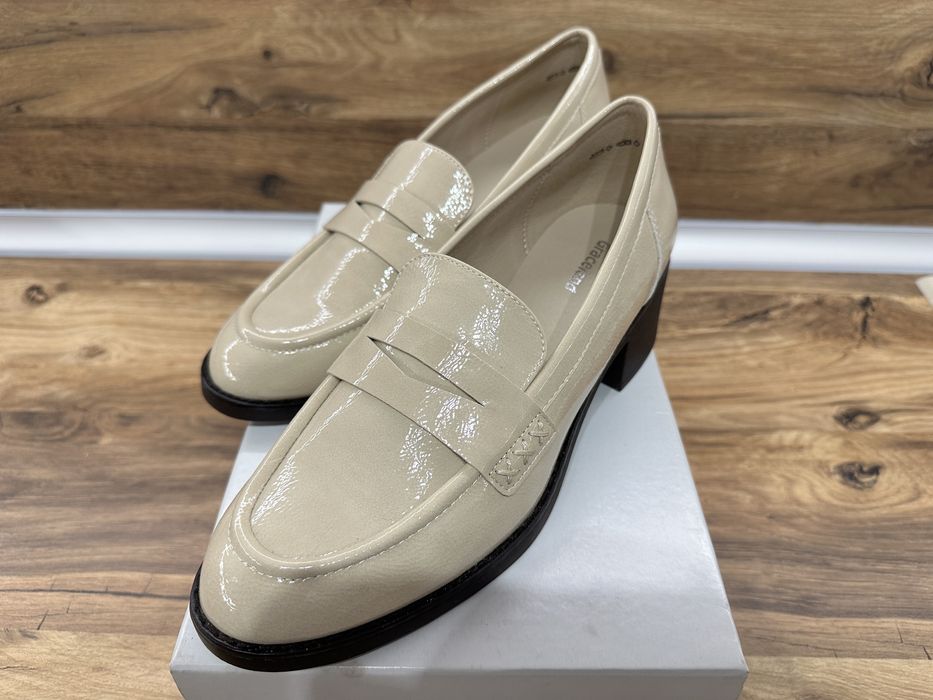 Продавам чисто нови дамски обувки