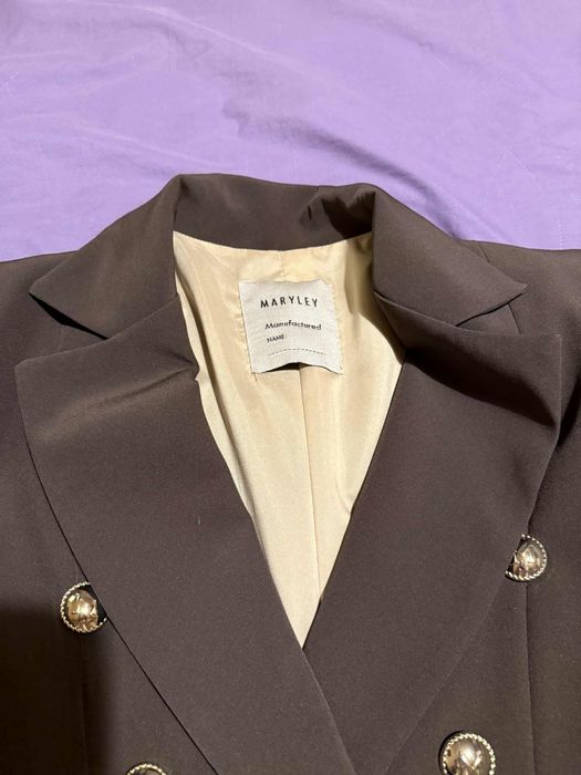 Дамско кафяво вталено сако