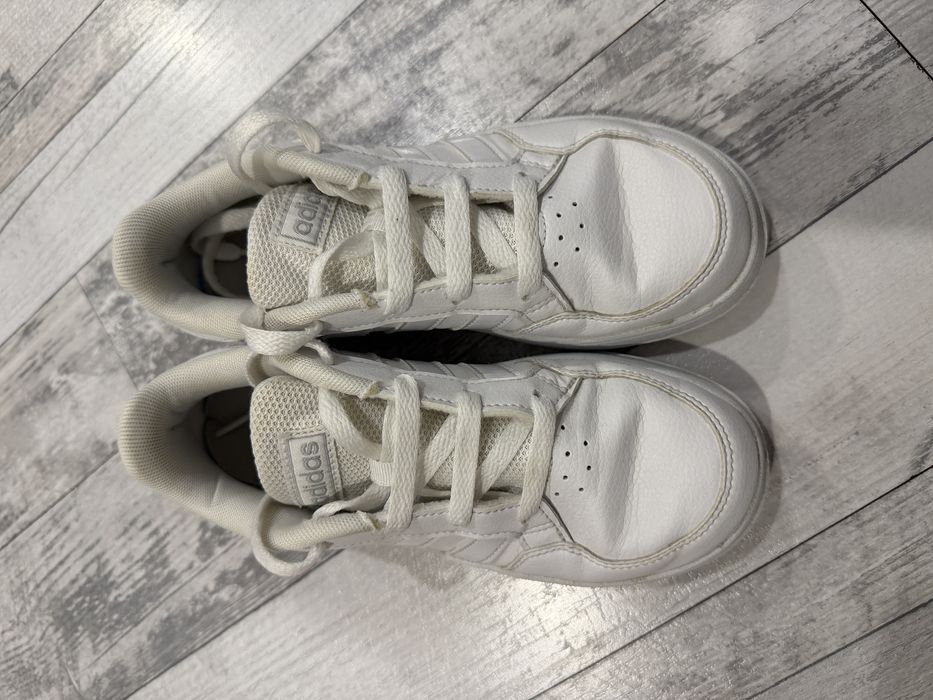 Оригинални детски кожени кецове Adidas номер 33