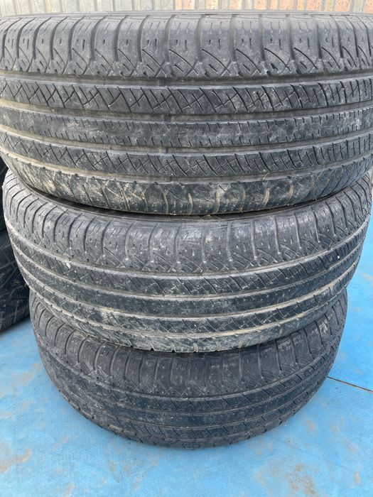 Продам шины б/у 235/60/R17