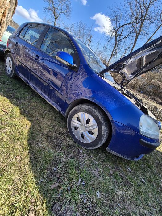 Vând golf 5 an 2004