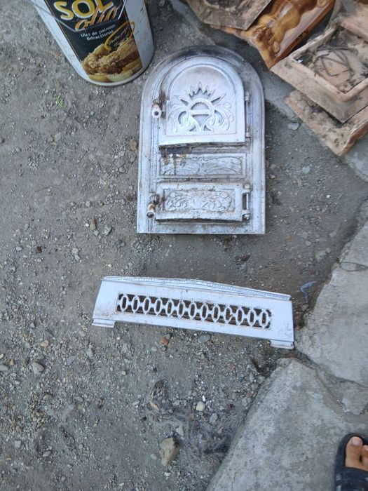 Ușă de fontă  cu cenușar