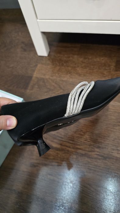 Продам туфли черные на низком каблуке