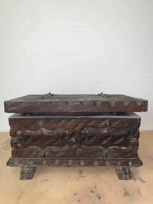 Mini cufar din lemn masiv sculptat manual