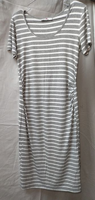 Серое платье в белую полоску