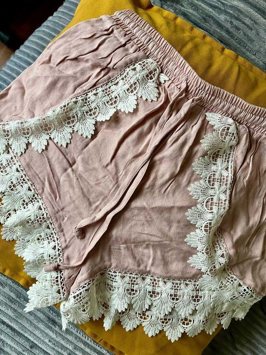 Pantaloni scurti roz prafuit cu dantela H&M noi cu eticheta S
