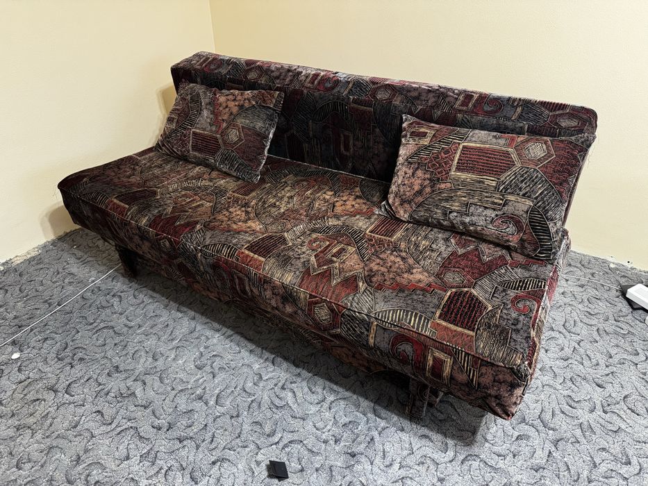 Canapea extensibila- pat 160x200  structura lemn masiv stare buna