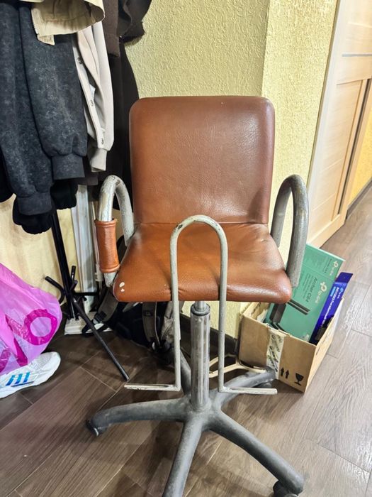 Продам детское кресло для парикмахера