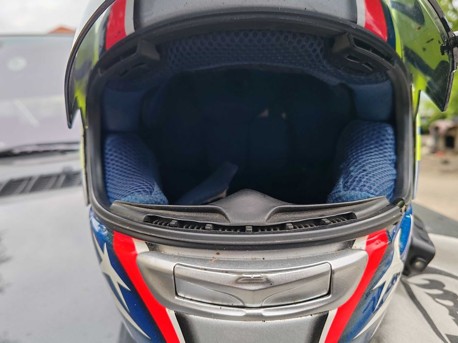 Мото каски, ботуши, екип от 2 части и раници.