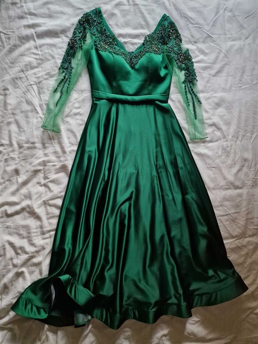 Зелена сатенена рокля с камъни и маниста
