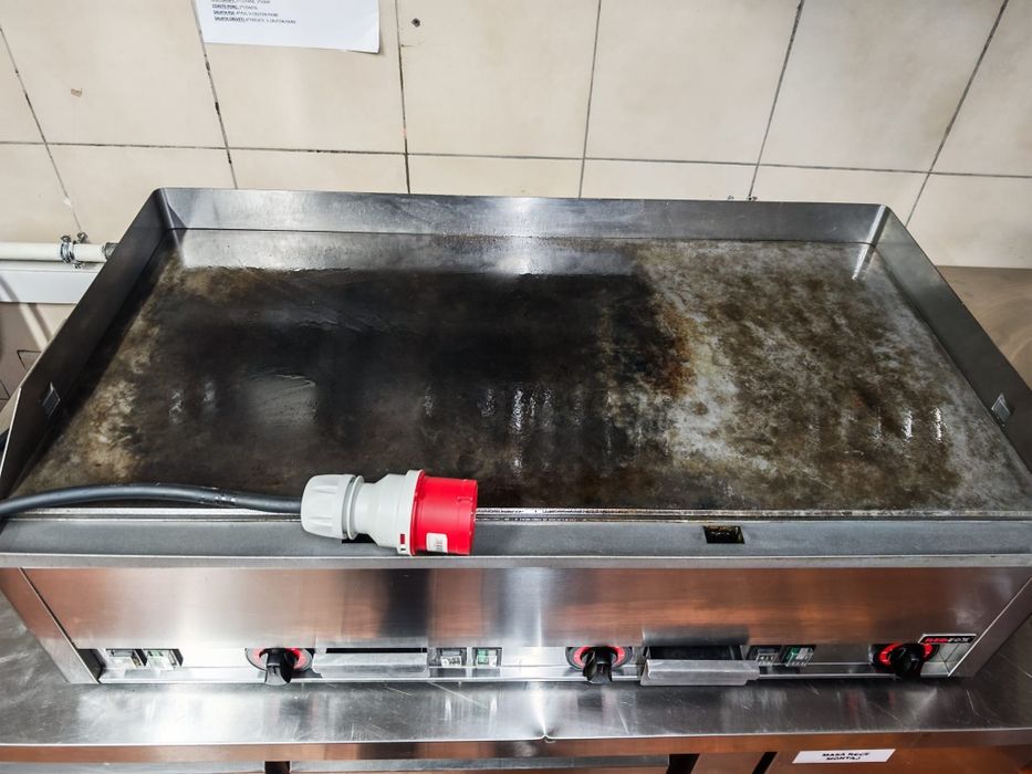 Vând plită trifazică cu 3 zone de gătit 9kw