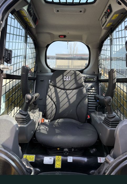 Închiriere Mini Încărcător Șenilat Caterpillar – Servicii Profesionale