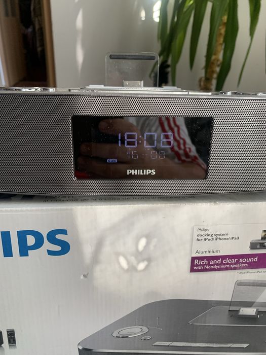 Radio cu ceas si statie andocare i pod  ipad Iphone Philips