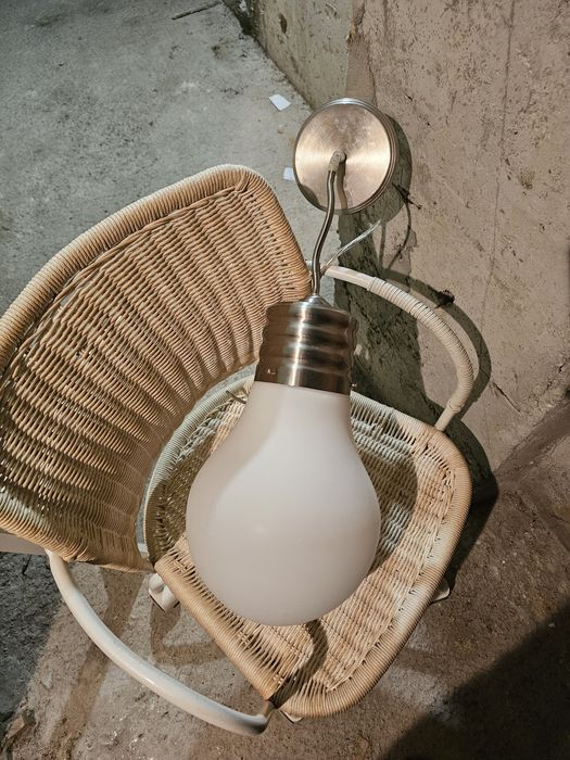 Дизайнерска лампа/ осветително тяло (във формата на голяма крушка)