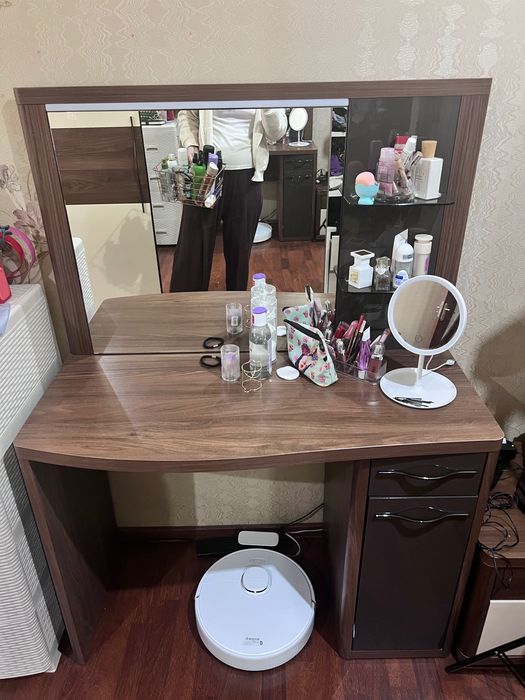 Косметический столик с зеркалом и тумба ( часть спального гарнитура)